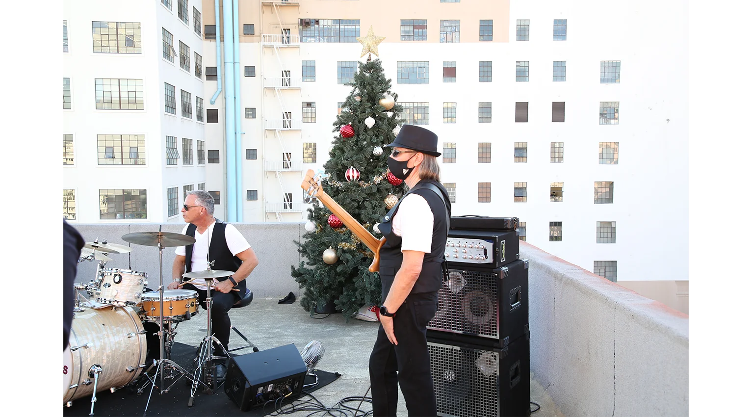 The-Convertibles-Christmas-Rooftop-Concert (02)